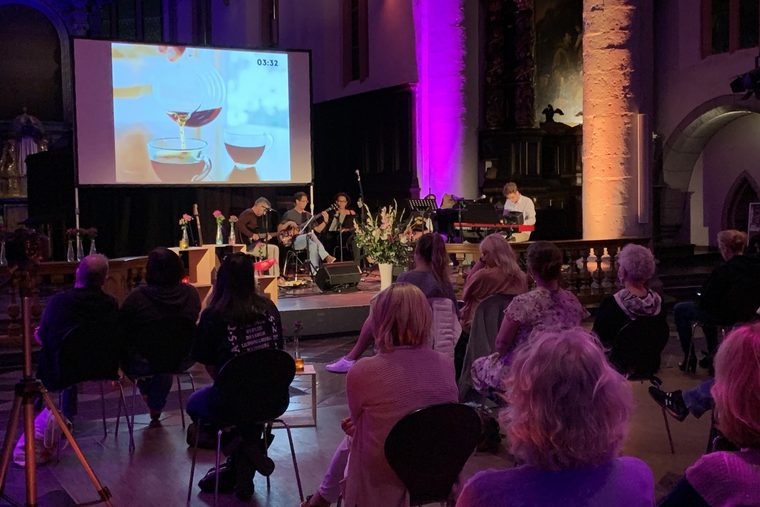 Publikum bei einer Veranstaltung in der Citykirche